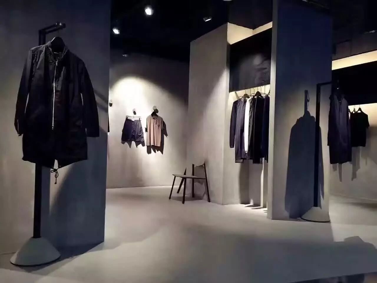 <strong>水泥墻面可以直接刷水泥漆嗎？</strong>