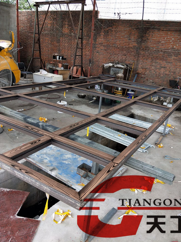 現(xiàn)場(chǎng)木紋漆施工